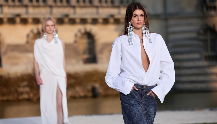 Bílá bavlněná košile se stala nečekaným trendem fashion weeku