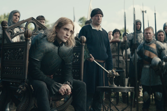 The King (od 1. listopadu): Robert Pattinson hraje francouzského dauphina, Lily-Rose Depp krásnou Kateřinu z Valois a Timothée Chalamet září jako bitvami znavený Jindřich V. v novém počinu režiséra Davida Michôda. Film zaznamenává cestu panovníka od mladého prince k neochotnému králi, který se připravuje na válku a hledá radu u svého nejdůvěryhodnějšího poradce, stárnoucího rytíře sira Johna Falstaffa (Joel Edgerton). Joel Edgerton také společně s Davidem Michôdem napsali scénář. Autor: Netflix