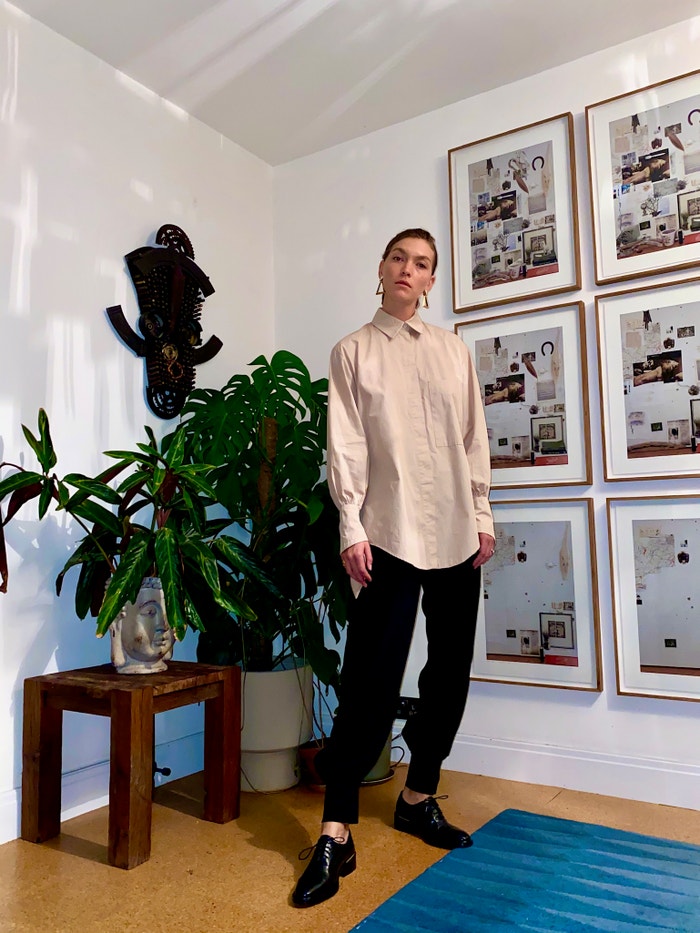 Arizona v košili od Mykee Hofmann a kalhotách značky Mother of Pearl (obojí prodává Zalando)