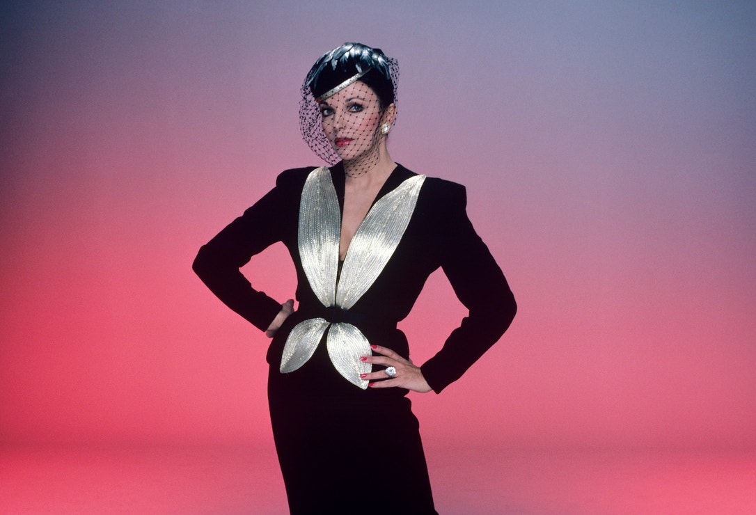 Joan Collins v seriálu Dynastie, 1983
