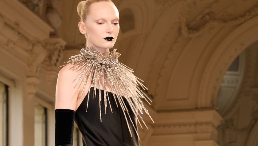 Haute couture Schiaparelli: Daniel Roseberry přináší retrofuturismus a čistou eleganci