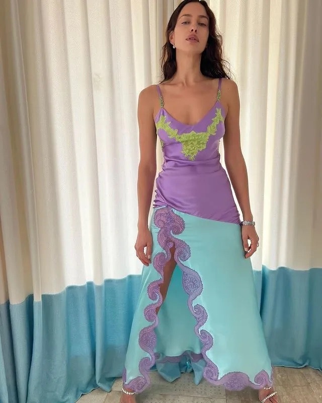 Irina Shayk v šatech z archivu Versace v Cannes