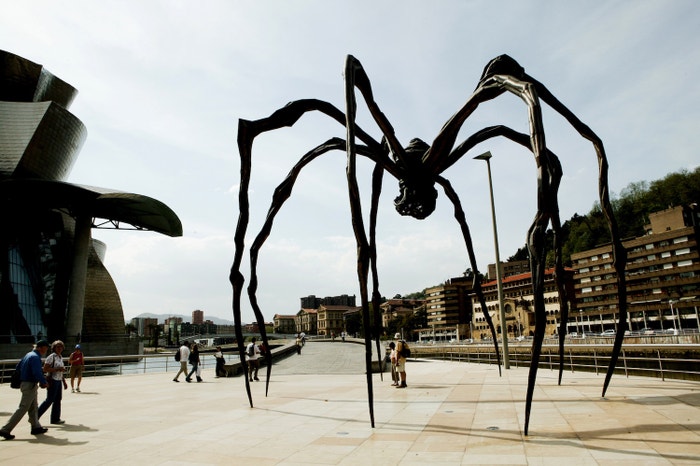 Louise Bourgeois, bronzová plastika pavouka nazvaná Maminka