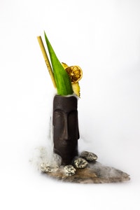 Koktejl Moai (pisco, banánový likér, sirup z agáve, limetka, guava, mango a mučenkový džus)