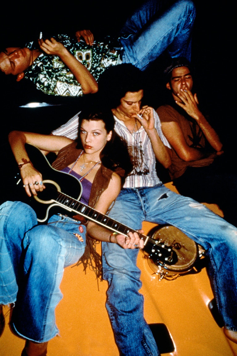 Milla Jovovich a Shawn Andrews ml. ve filmu Omámení a zmatení, 1993