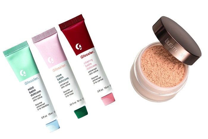 Balzám na rty Balm Dotcom, Glossier, 12 €, Translucent Loose Setting Powder Glow, Laura Mercier, 32 €