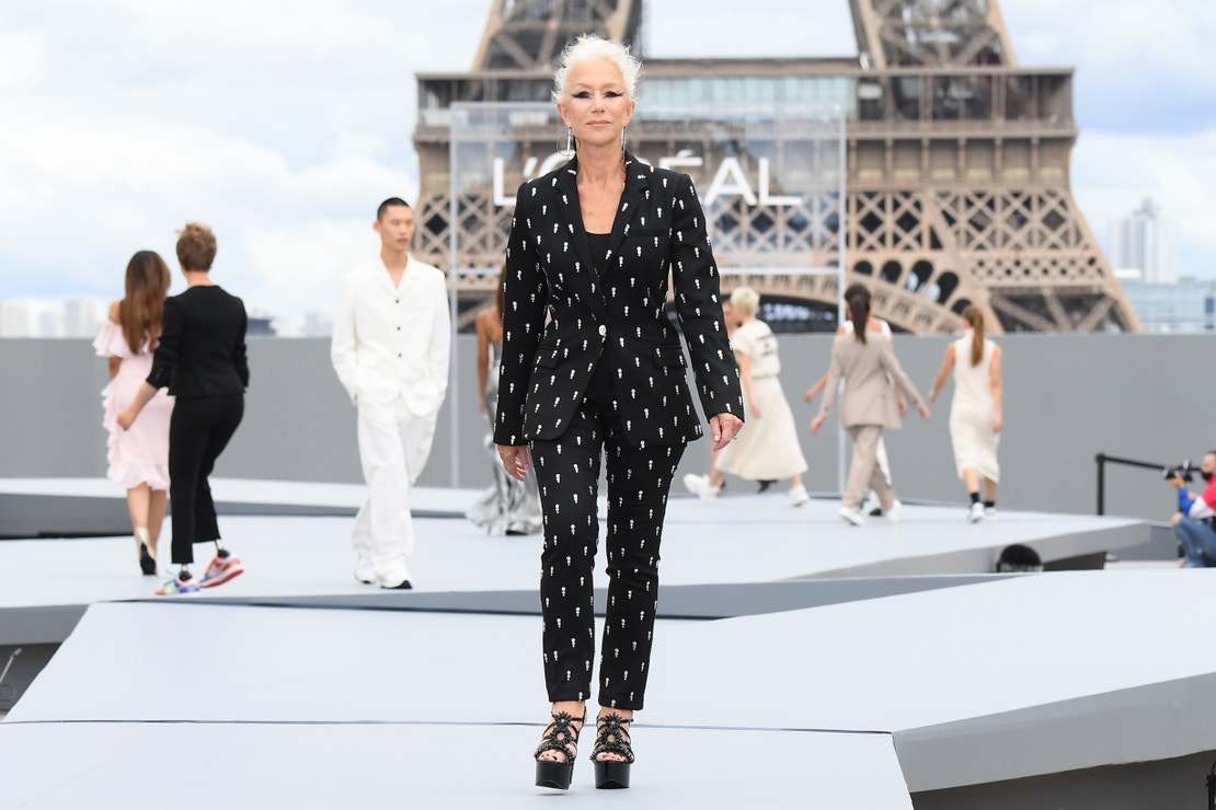 Helen Mirren během přehlídky L'Oréal na pařížském fashion weeku, 2021