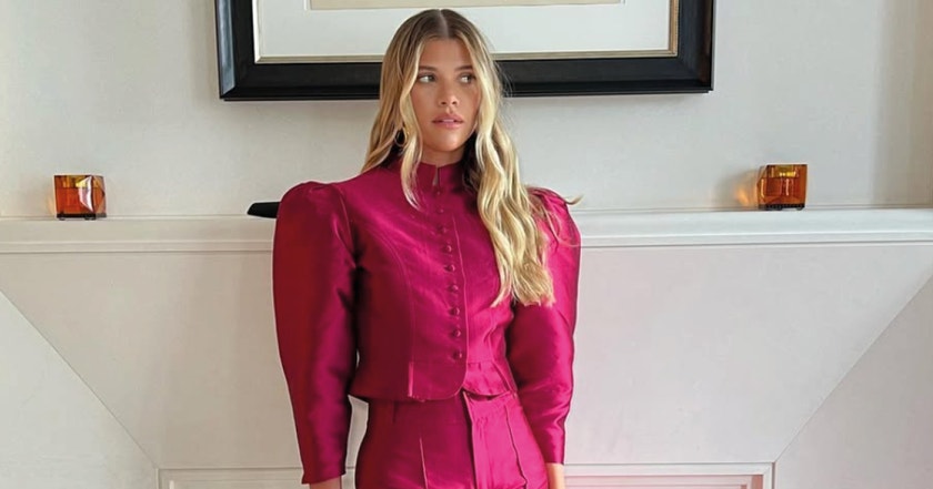 V záplavě upnutých topů jsme zapomněli na kouzlo košil s nabíranými rukávy