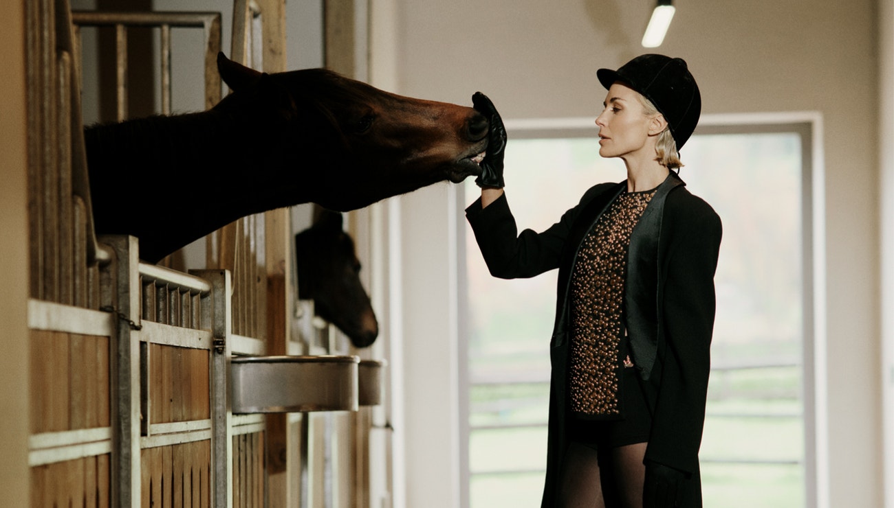 Esquestrian hat CASA JUISI, top and hot pants RABANNE, trench coat GIORGIO ARMANI, black tights CALZEDONIA, gloves STYLIST ARCHIVE