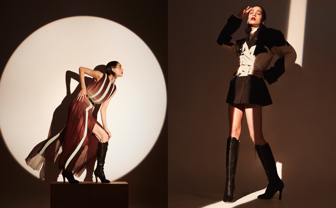 Vlevo: šaty, Longchamp; boty, Miu Miu; pásek, Isabel Marant; náušnice, Erickson Beamon.  Vpravo: košile, svetr, sako, vše Maison Margiela; boty, Miu Miu; náušnice, Erickson Beamon.