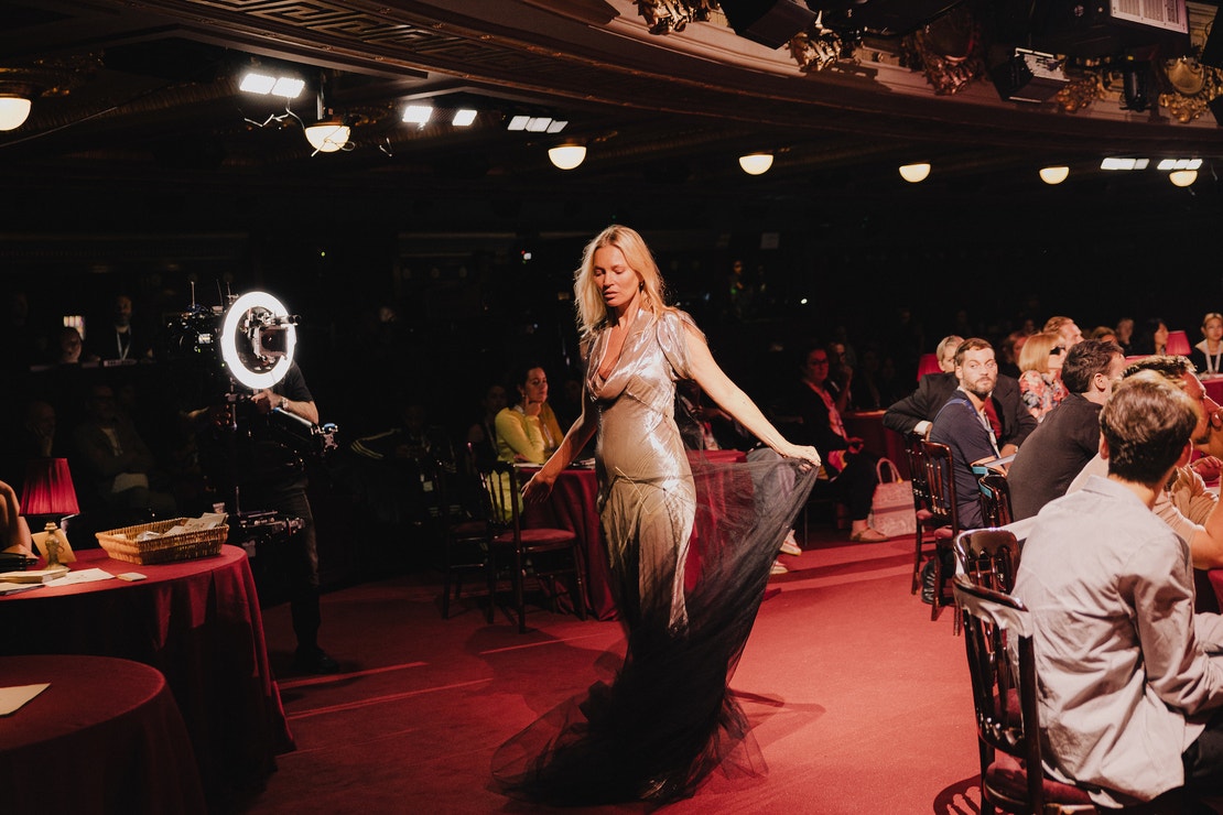 Kate Moss na Vogue World: London v šatech Maison Margiela by John Galliano