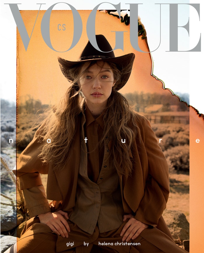 Gigi Hadid, coverstar květnového vydání Vogue Czechoslovakia, jako moderní cowgirl objektivem Heleny Christensen. Na sobě má košili Kara by Ivana Mentlová, klobouk Tonak, košili, kabát a kalhoty Agnona.