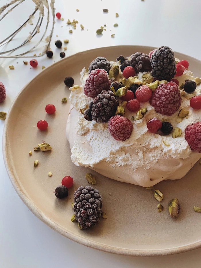 Pavlova s lesním ovocem a pistáciemi