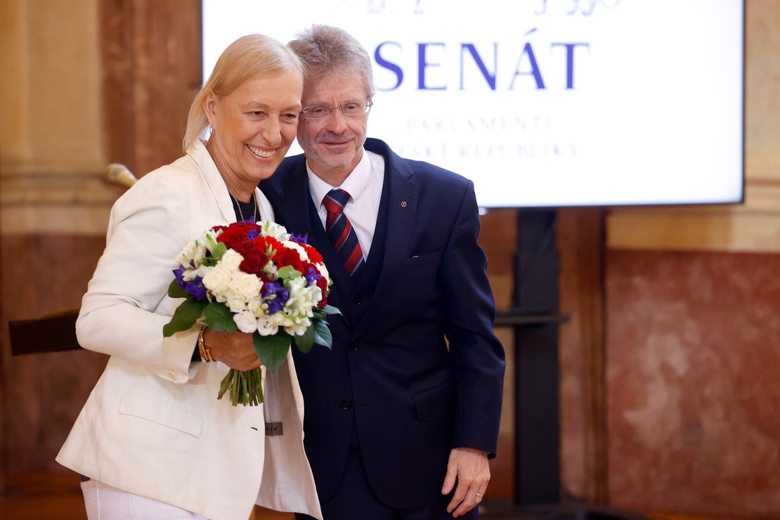 Martina Navrátilová uctila antukový styl a v Senátu předvedla tichou eleganci