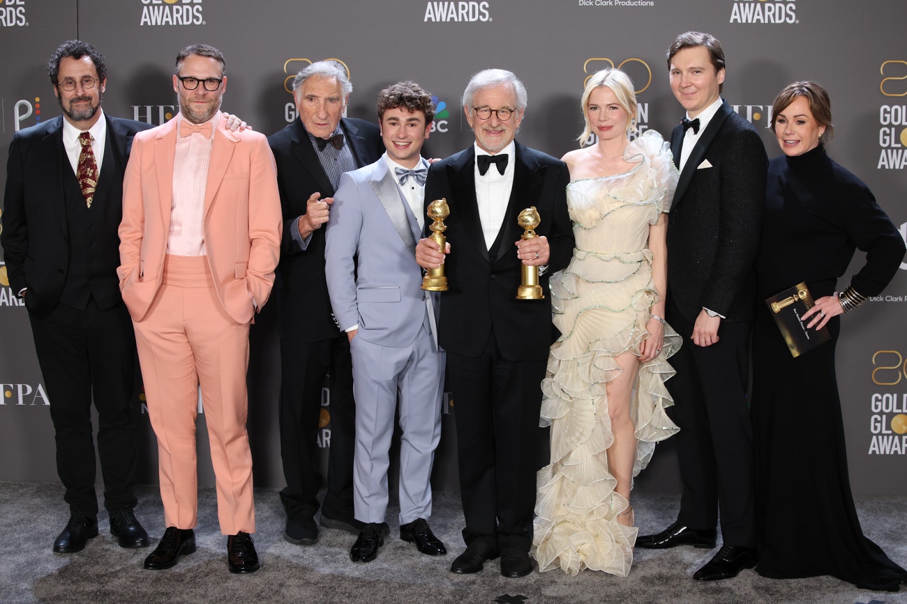 Tony Kushner, Seth Rogen, Judd Hirsch, Gabriel LaBelle, Steven Spielberg, Michelle Williams, Paul Dano a Kristie Macosko Krieger se Zlatými glóby za snímek Fabelmanovi