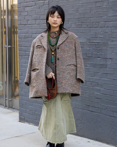 Jak nosit džínovou sukni v zimě Jak nosit džínovou sukni v zimě