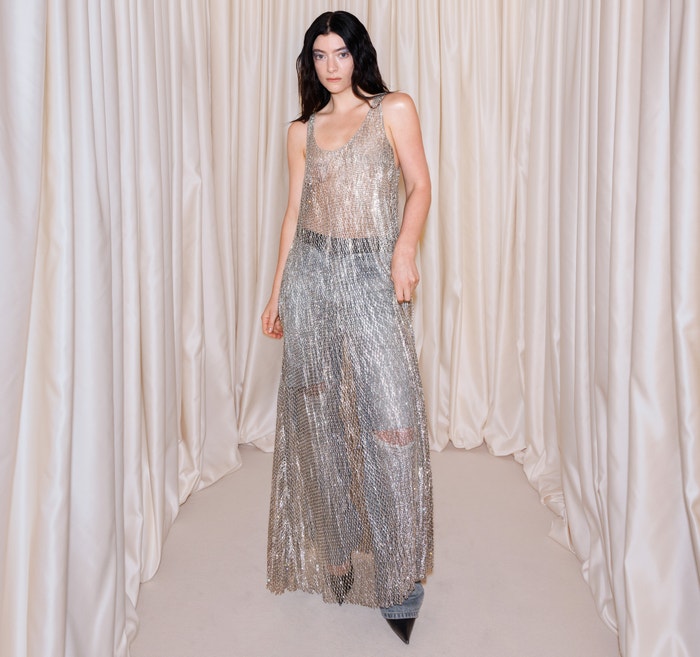 Lorde na přehlídce Balenciaga Haute Couture v Paříži, 9. července 2025