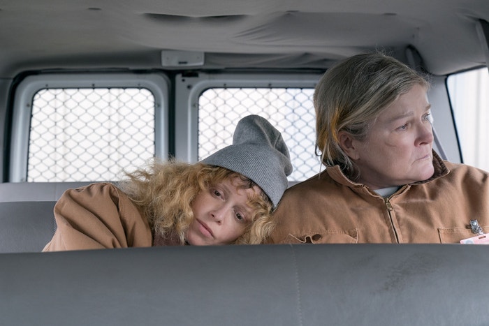 Orange Is the New Black: Ženy z Litchfieldu ušly dlouhou cestu. Když bylo v roce 2013 drsné komediální drama uvedeno, byl to jeden z prvních originálních programů streamingové služby. Seriál, který si okamžitě získal diváky i kritiky a proslavil Uzu Aduba, Natashu Lyonne, Samiru Wiley a Laverne Cox, se zabýval důležitými tématy od domácího násilí a zneužívání drog až po hnutí Black Lives Matter. Sedmá a poslední řada sleduje Piper (Taylor Schilling), která se přizpůsobuje novému životu po propuštění z věznice a ve vzpomínkách se vrací k posledním šesti letům. (od 26. července) Autor: Netflix