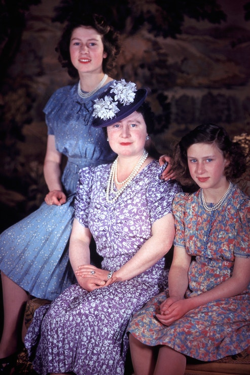 Princezna Alžběta s královnou matkou a sestrou Margaret, 1944