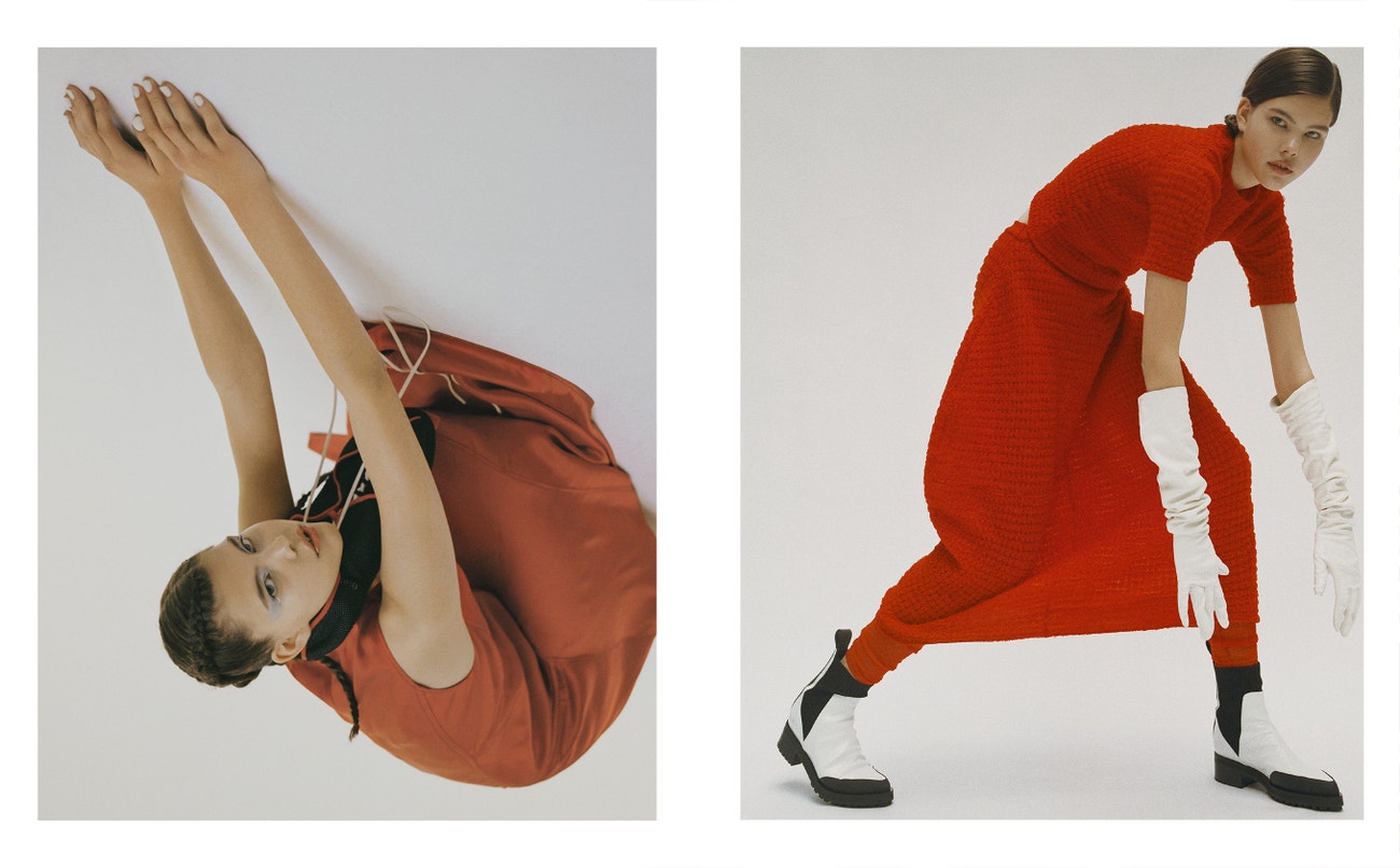 Vlevo: límec, šaty, boty, vše Sportmax.  Vpravo: rolák, sukně, legíny, vše Jil Sander; rukavice, Federico Cina; boty, Sportmax.