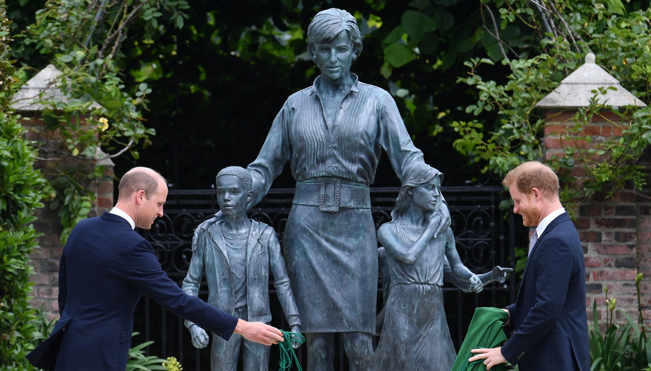 William a Harry odhalili sochu princezny Diany