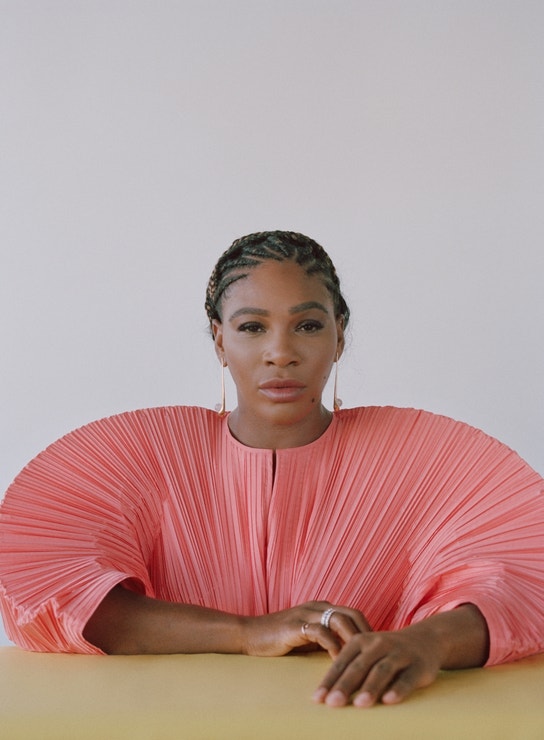 Serena Williams, tenistka   Vždy jsem se hodně starala o svou pleť, moje matka mě k tomu vedla od dětství. Mám ráda jednoduchou skincare rutinu. Má dcera Olympia se ke mně vždy ráda přidá. Nedávno si začala barvit nehty, používáme netoxický lak, který se dá snadno sloupnout, takže pro ni není škodlivý. Hodně se v poslední době věnuji tomu, co jím a jak jídlo ovlivňuje moji pleť. Během karantény jsme s dcerou trávily hodně času v kuchyni. Připravovaly jsme vlastní jídlo, ale také jsme si začaly vyrábět kosmetiku z přírodních ingrediencí.