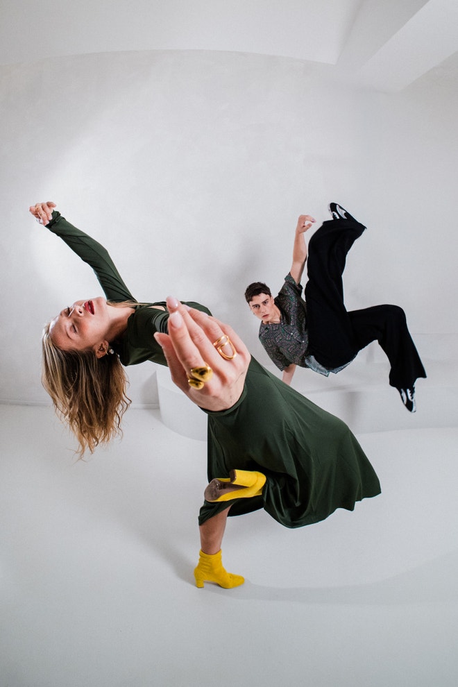 Ona: šaty, VICTORIA BECKHAM, 20 990 Kč; On: košile, DRÔLE DE MONSIEUR, 5 799 Kč, bavlněné tepláky, MM6 MAISON MARGIELA, 9 299 Kč, tenisky, PUMA, 2 499 Kč