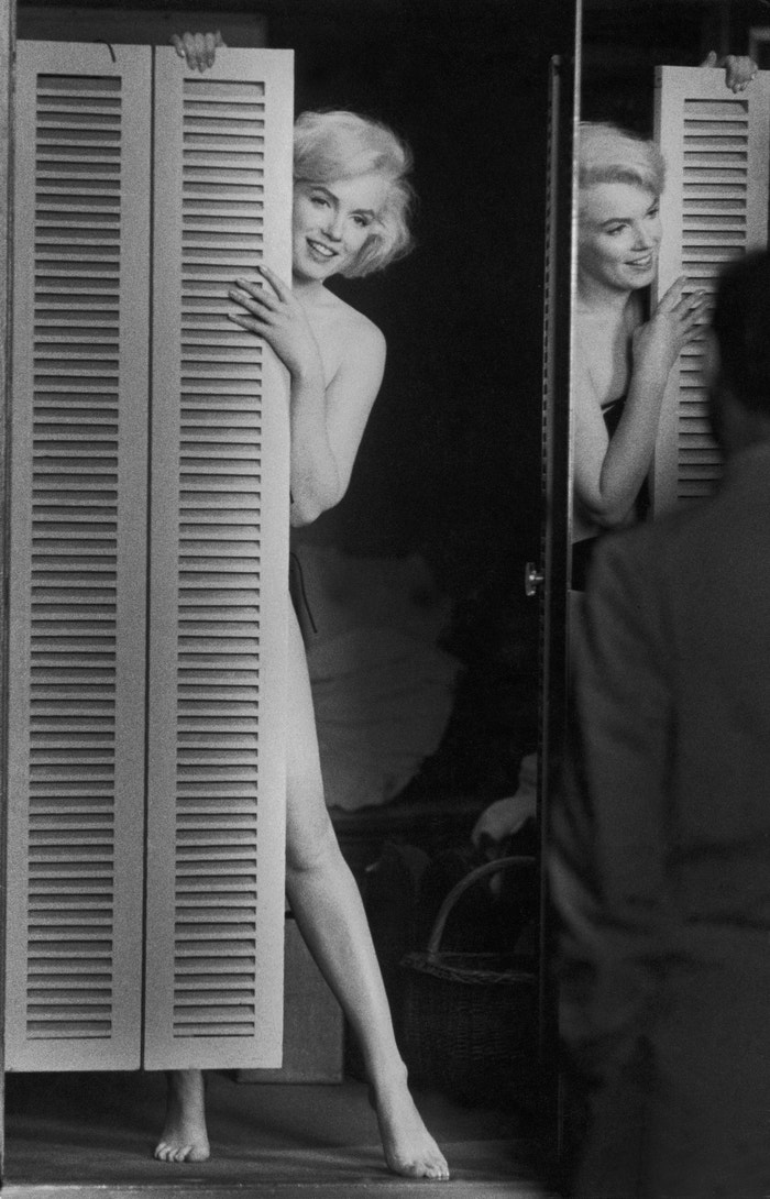 Marilyn Monroe si v zákulisí zkouší bikiny pro film Milujme se. Její manžel Arthur Miller přihlíží, 1960         Autor: John Bryson/The LIFE Images Collection via Getty Images/Getty Images