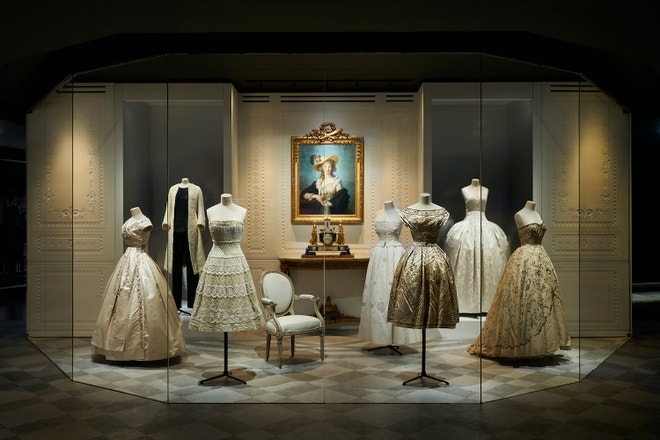 Výstava Christian Dior, couturier du rêve v pařížském Musée des Arts Décoratifs