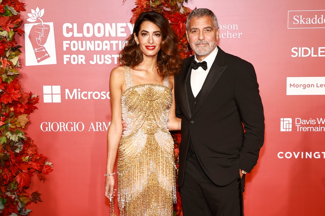 Amal Clooney a George Clooney na slavnostním předávání cen Clooney Foundation For Justice Inaugural Albie Awards v New York Public Library, 29. září 2022