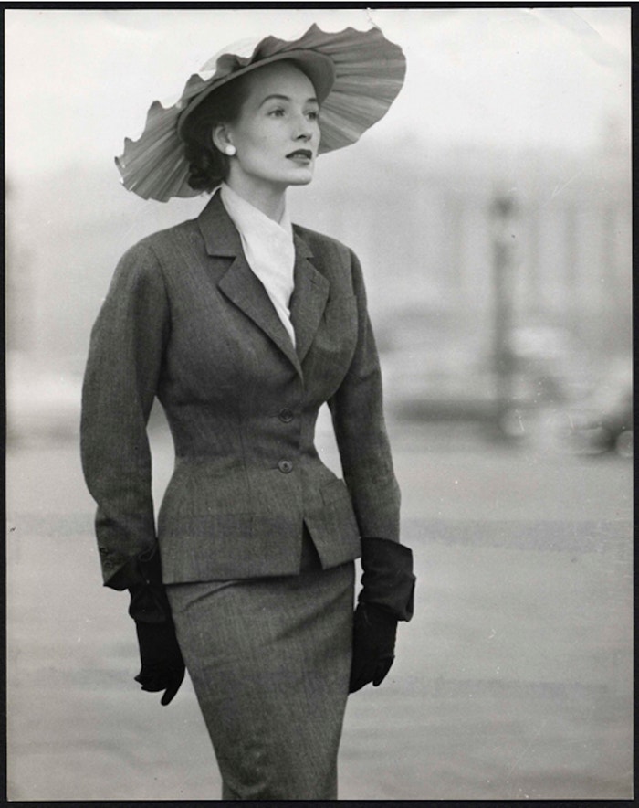 Kostýmek Bobby, tudíž předurčený k úspěchu, z haute couture kolekce pro jaro a léto 1953