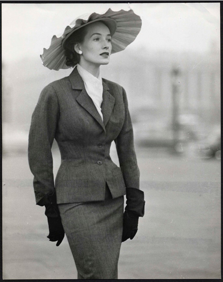 Kostýmek Bobby, tudíž předurčený k úspěchu, z haute couture kolekce pro jaro a léto 1953