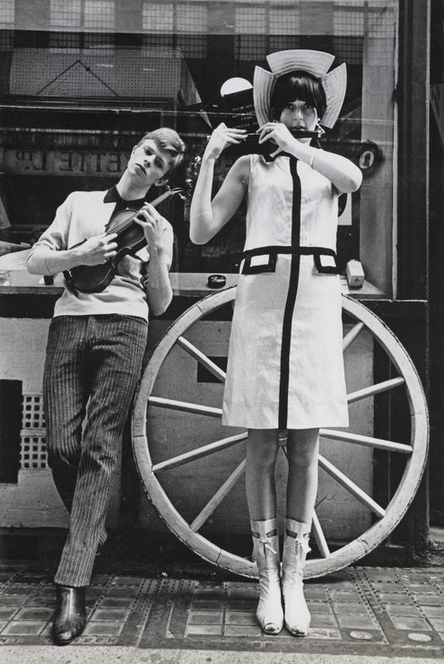  David Bowie pózuje na Carnaby Street v létě 1963 pro časopis Boyfriend.