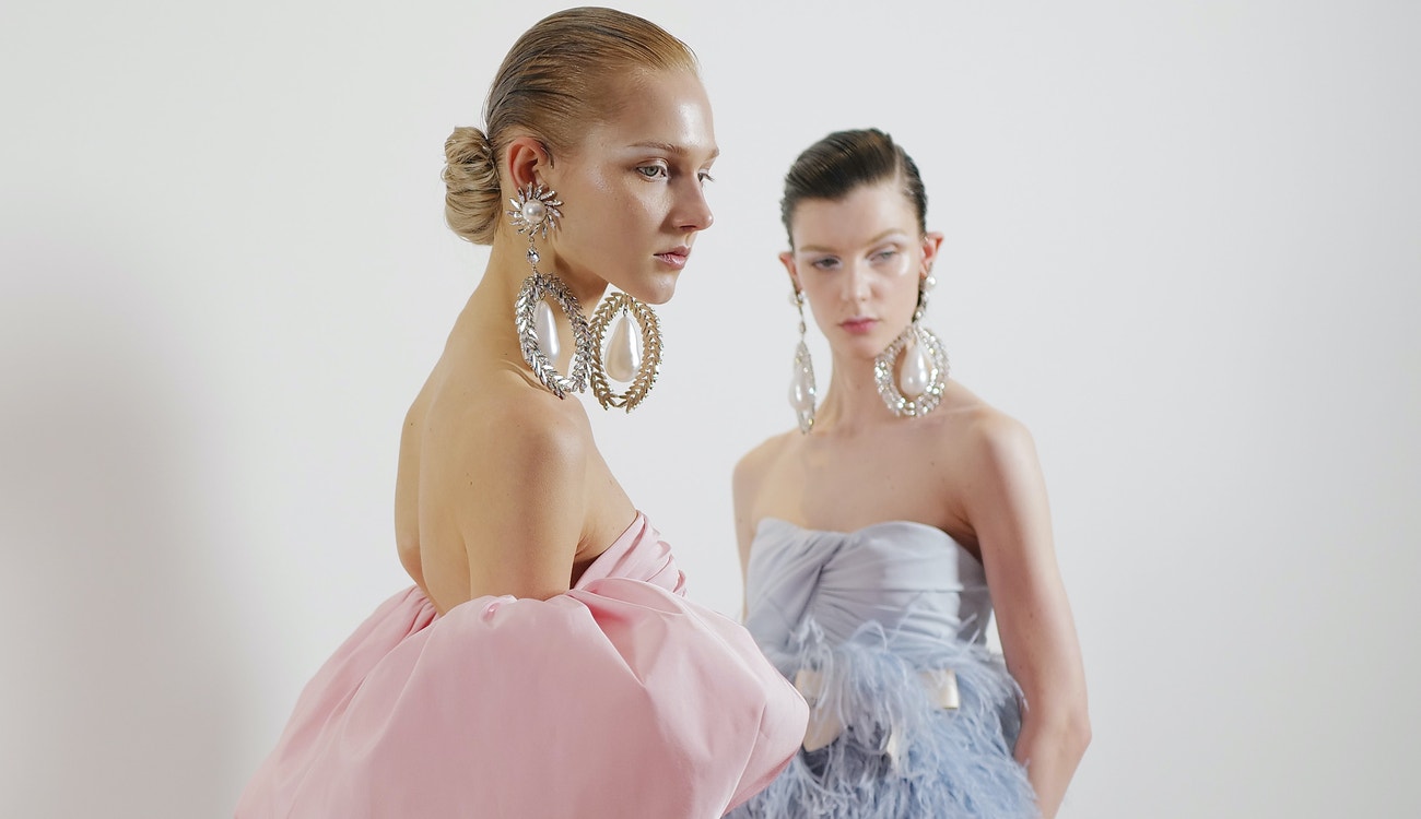 Zákulisí přehlídky Giambattista Valli Haute Couture jaro - léto 2023