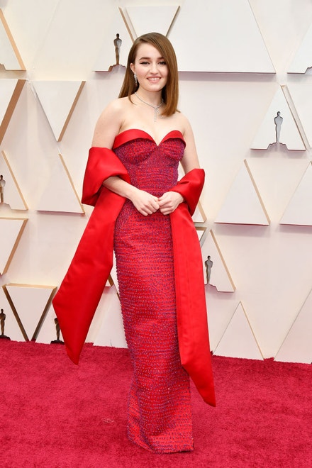 Kaitlyn Dever v šatech Louis Vuitton