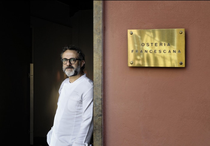 Šefkuchař Massimo Bottura před restaurací Osteria Francescana v Modeně