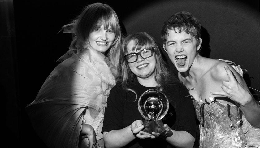 Titul Vogue CS Talent pro rok 2025 náleží Šárce Zejdové, trofej ve tvaru věštecké koule získala na MBPFW