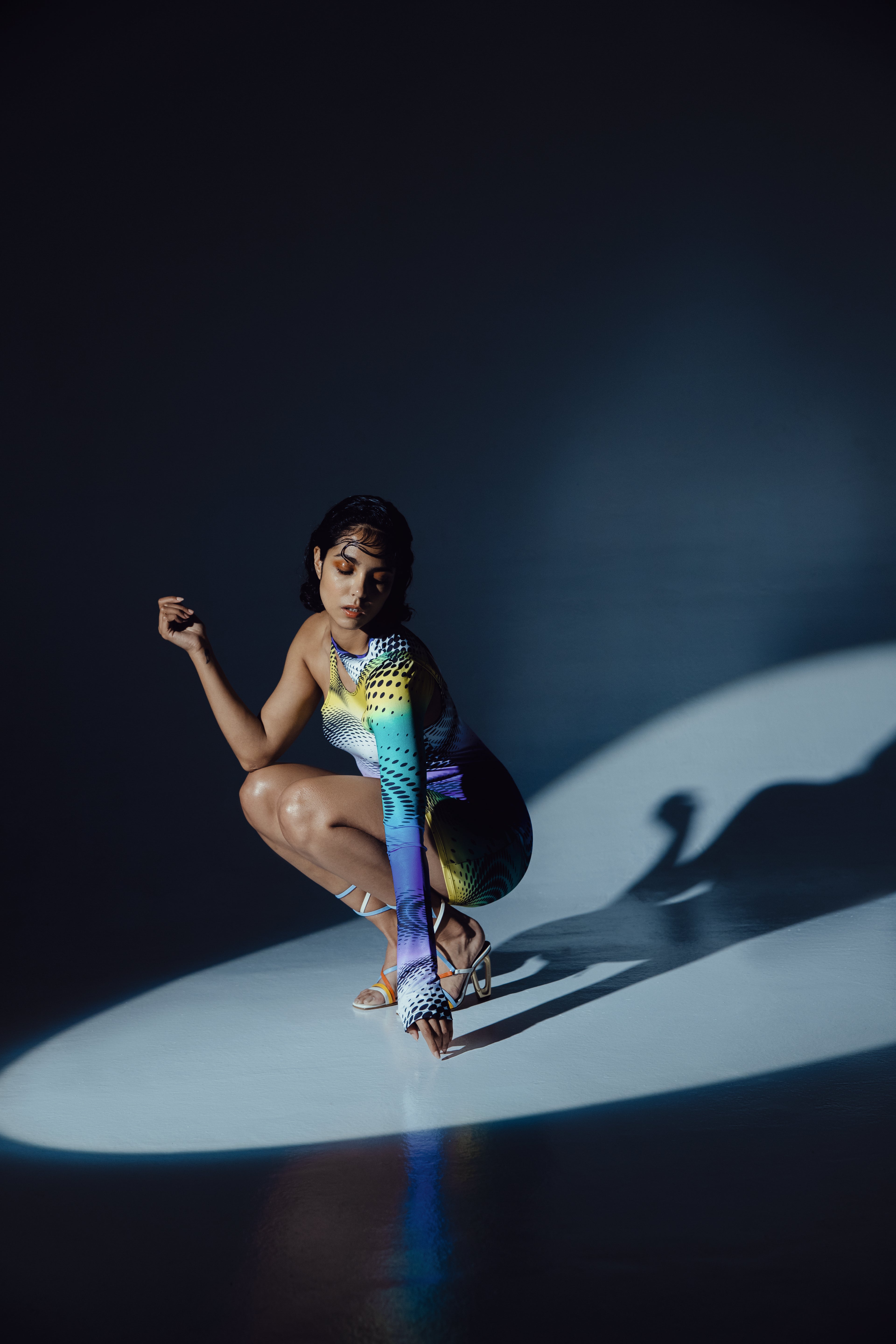 Žerzejové šaty, Jaded London, 788 Kč, prodává Zalando. Sandály, Filling Pieces, 4 608 Kč, prodává Zalando.