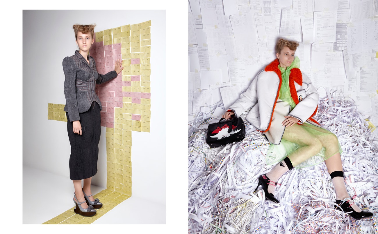 Vlevo: bunda, šaty, sukně, košile, taška, boty, vše PRADA.  Vpravo: kabát, sukně, boty, vše THOM BROWNE.
