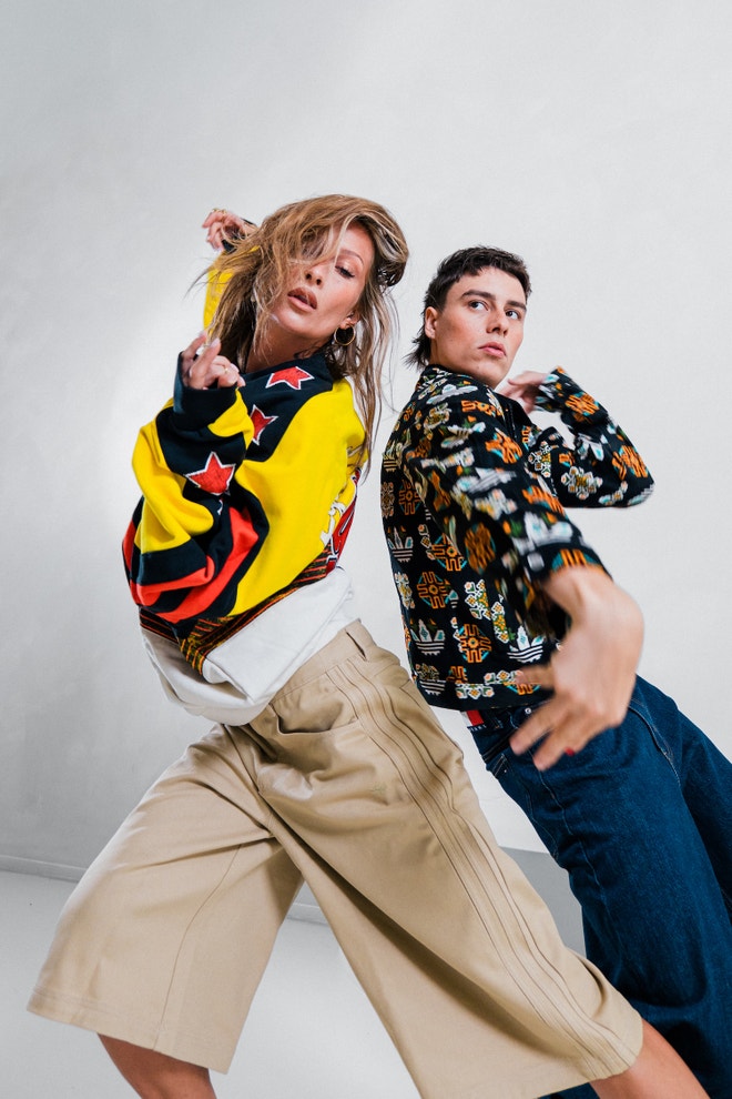 Ona: mikina, ADIDAS ORIGINALS, 4 399 Kč, šortky, 2 099 Kč; On: bunda, ADIDAS ORIGINALS, 3 099 Kč, džíny, TOMMY JEANS, 2 699 Kč