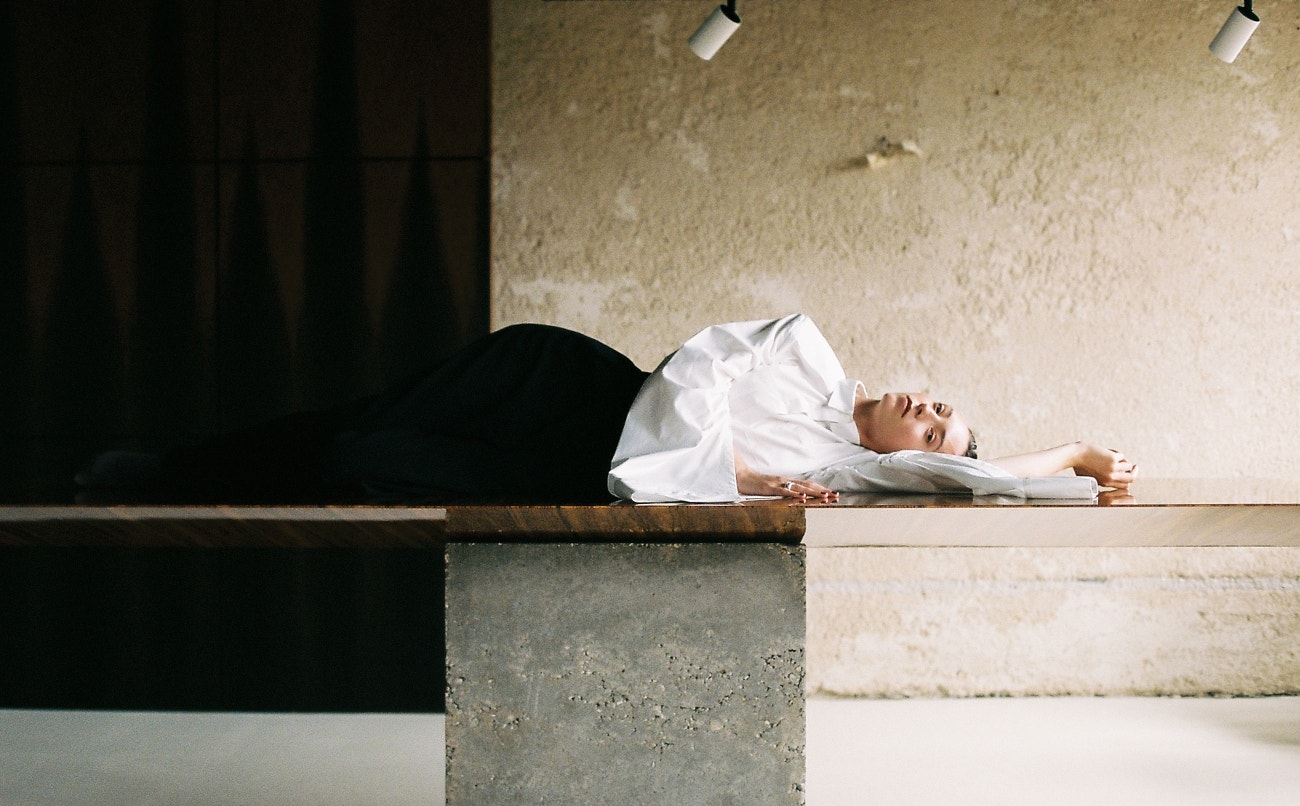 Šperky, MAGDALÉNA ŠŤASTNÍKOVÁ; košile, MICHAEL KOVÁČIK; kalhoty, DRIES VAN NOTEN (prodává SPACE); stůl, MICHAL HAGARA ATELIER.