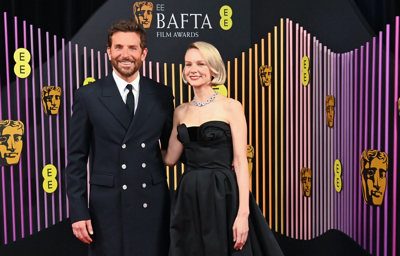 Bradley Cooper a Carey Mulligan na BAFTA 2024