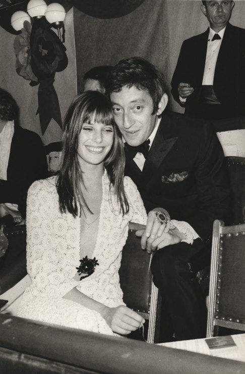 Příběh skandálních háčkovaných šatů, které si Jane Birkin oblékla obráceně a dnes je z nich legenda 