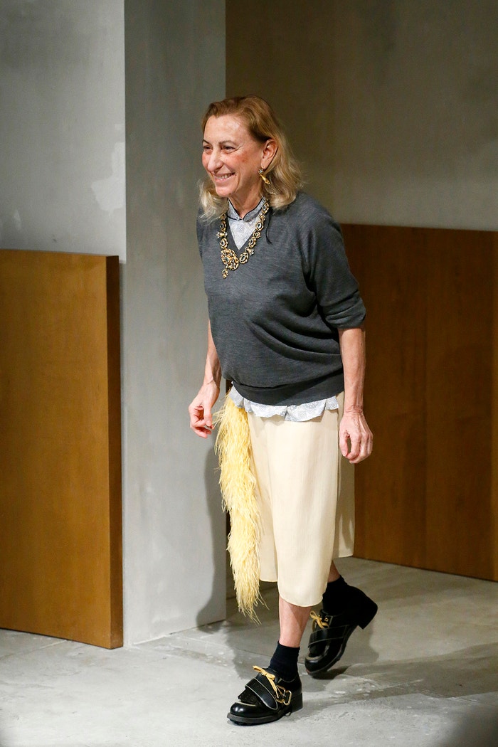 Neformálně, leden 2017. Pokud tápete, jak nosit objemné boty na platformě, podívejte se na Miucciu v závěru přehlídky pánské kolekce Prada AW17 v Miláně. Pastelová sukně zdobená peřím, košile s límečkem a kašmírový svetr jsou stálicemi looku pro všední den. Autor: Estrop/WireImage/Getty Images