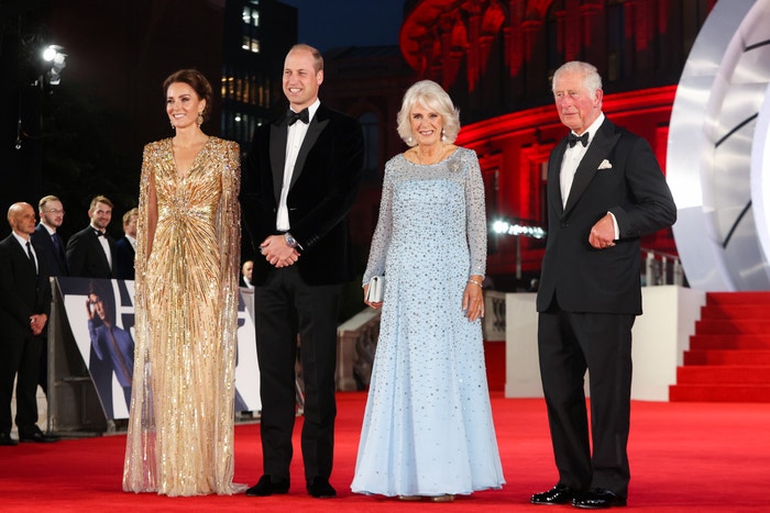 Vévodkyně z Cambridge, Prince William, vévodkyně z Cornwallu a princ Charles na premiéře No Time to Die v Londýně