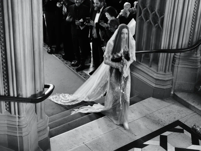 Nevěsta Tish Weinstock ve svatebních vintage šatech z dílny John Galliano na své svatbě s halloweenskou tematikou