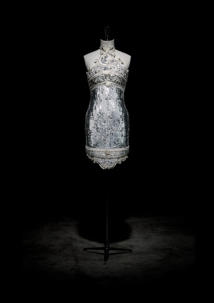 Vyšívané šaty z haute couture kolekce Autumn Splendours podzim - zima 1991