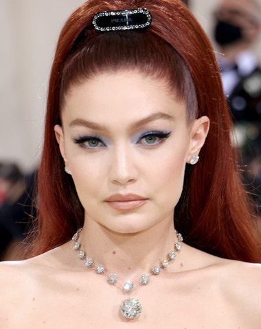 Třpyt a perly jako zásadní beauty trend na Met Gala 2021