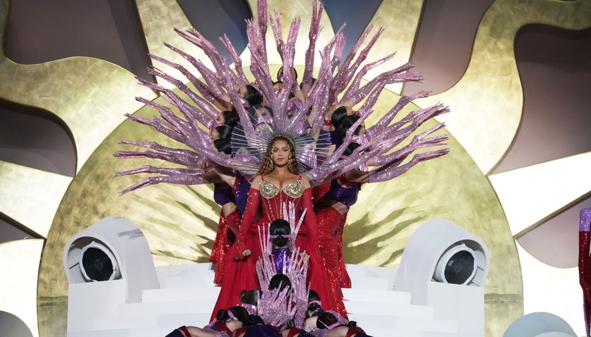 Jak vznikaly róby na okázalé vystoupení Beyoncé v Dubaji?