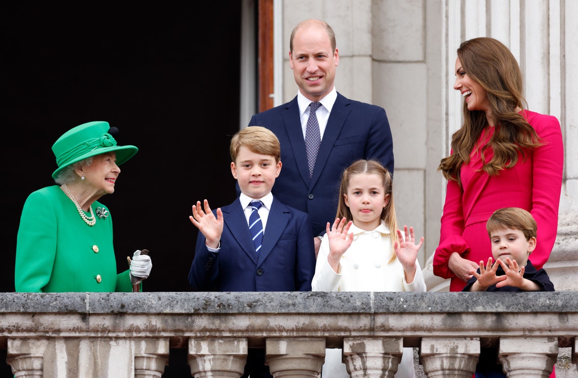 Královská rodina na balkóně Buckinghamského paláce, 5. června 2022